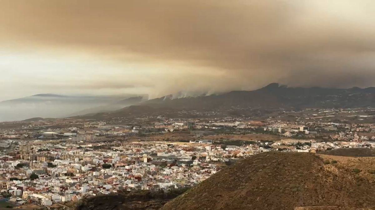 Když vyjdete ven, začnete se dusit. Tenerife sužuje nejhorší požár za posledních 40 let